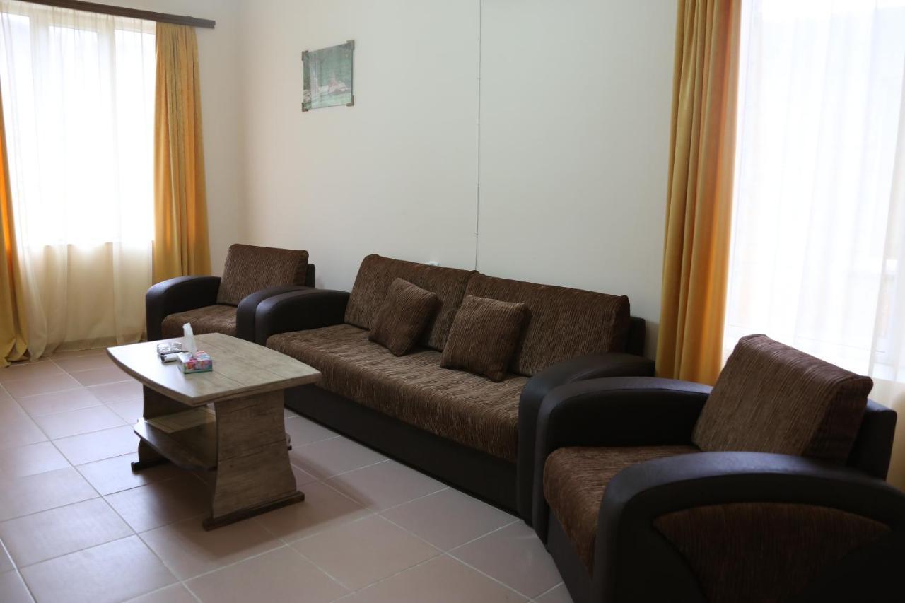 Lucytour Hotel Hermon Bagian luar foto